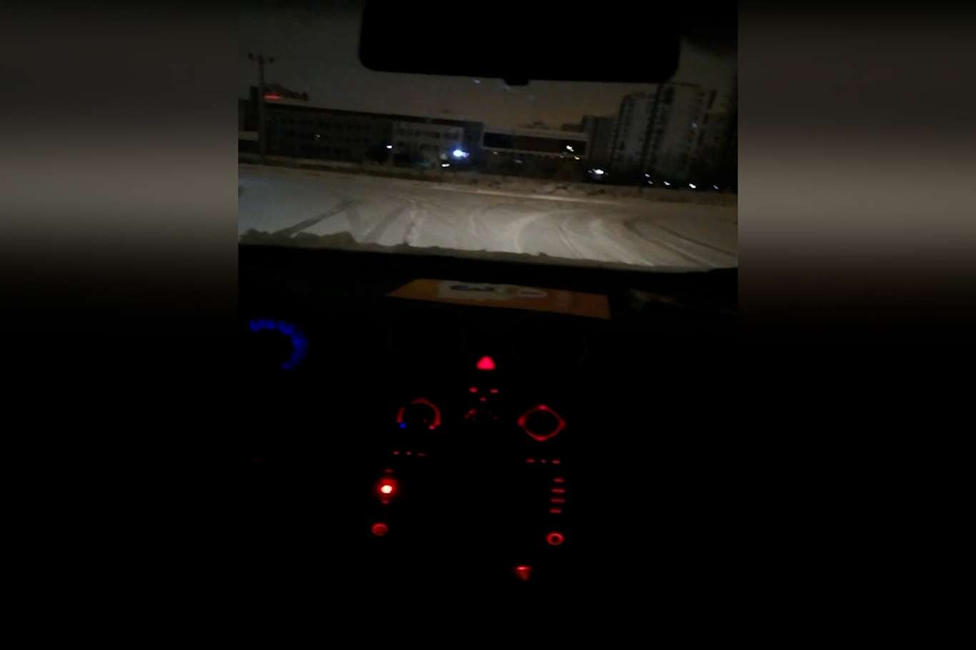 Seyir halindeki araçta video çekerken kaza yaptı